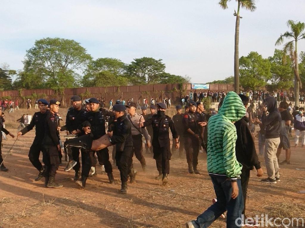 Penonton Ricuh, Polisi Tembakkan Gas Air Mata Saat Cilegon United Vs Perserang Penonton Ricuh, Polisi Tembakkan Gas Air Mata Saat Cilegon United Vs Perserang