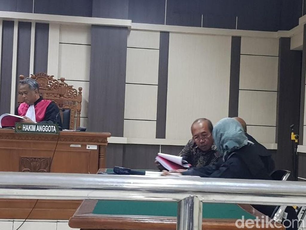 Mantan Bupati Sragen Dituntut 1,5 Tahun Bui Mantan Bupati Sragen Dituntut 1,5 Tahun Bui