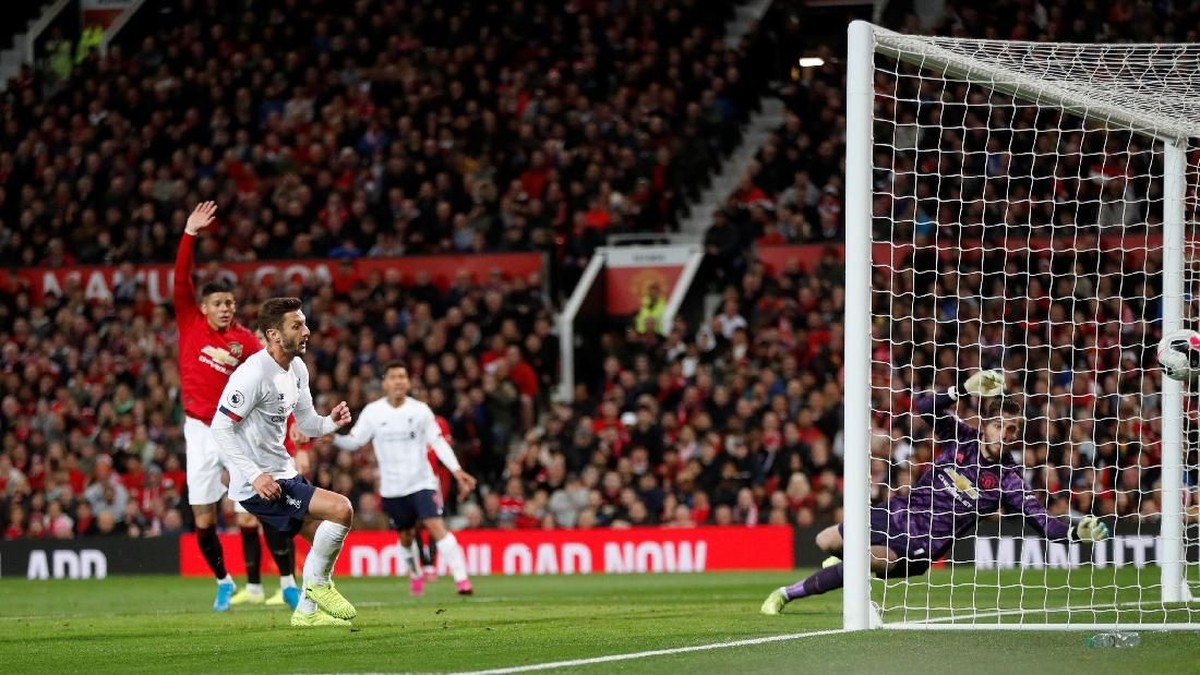 Adam Lallana mencetak gol penyama Liverpool di markas Manchester United. (Foto: Russell Cheyne/REUTERS)