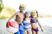 3 Cara Membuat Anak Tidak Takut Berenang Tanpa Paksaan