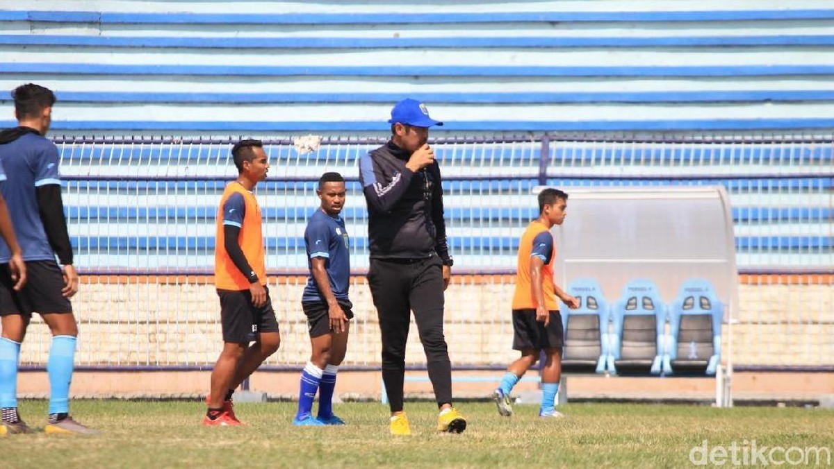 Pelatih Persela Lamongan, Nilmaizar, fokus membenahi lini belakang. (Foto: Eko Sudjarwo/detikcom)