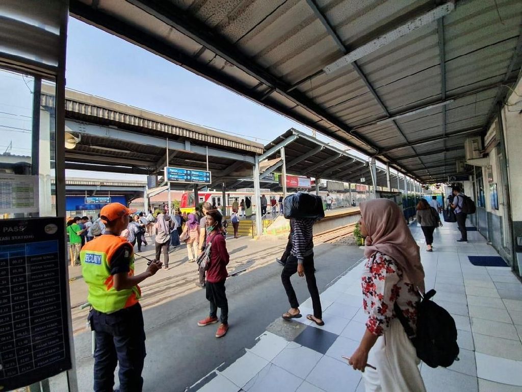 BEM SI Akan Demo di Istana, Stasiun Bekasi Sepi Massa Siang Ini BEM SI Akan Demo di Istana, Stasiun Bekasi Sepi Massa Siang Ini
