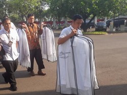 Kemeja-kemeja Putih Dibawa Masuk ke Istana, untuk Menteri Baru Jokowi?