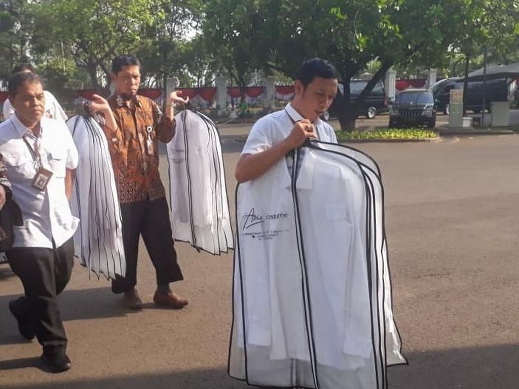 Kemeja-kemeja Putih Dibawa Masuk ke Istana, untuk Menteri Baru Jokowi?