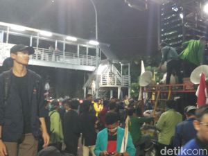 Massa BEM SI Masih Bertahan di Patung Kuda