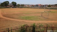 Nampak rumput lapangan sudah gundul dan hanya hamparan tanah merah.