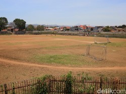 Nampak rumput lapangan sudah gundul dan hanya hamparan tanah merah.