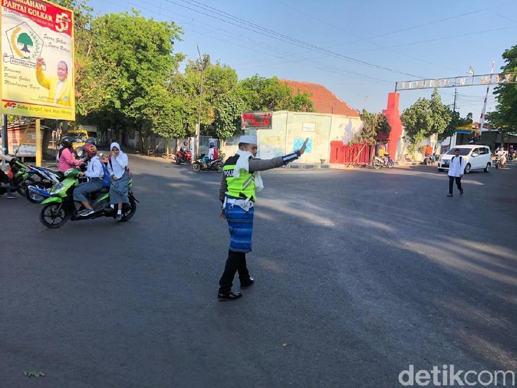 Sambut HSN, Polisi Kota Probolinggo Bertugas Pakai Atribut ala Santri
