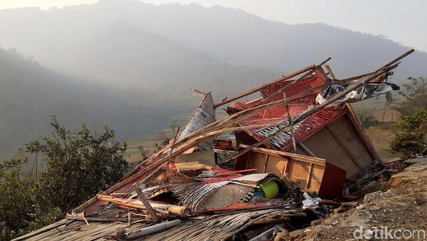 Suasana Desa Sumberbrantas yang Ditinggal Mengungsi
