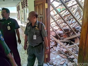 Kerangka Penyangga Genting Lapuk, Atap Sekolah di Ponorogo Ambruk