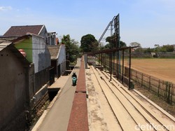Stadion ini sangat berdekatan dengan pemukiman warga.