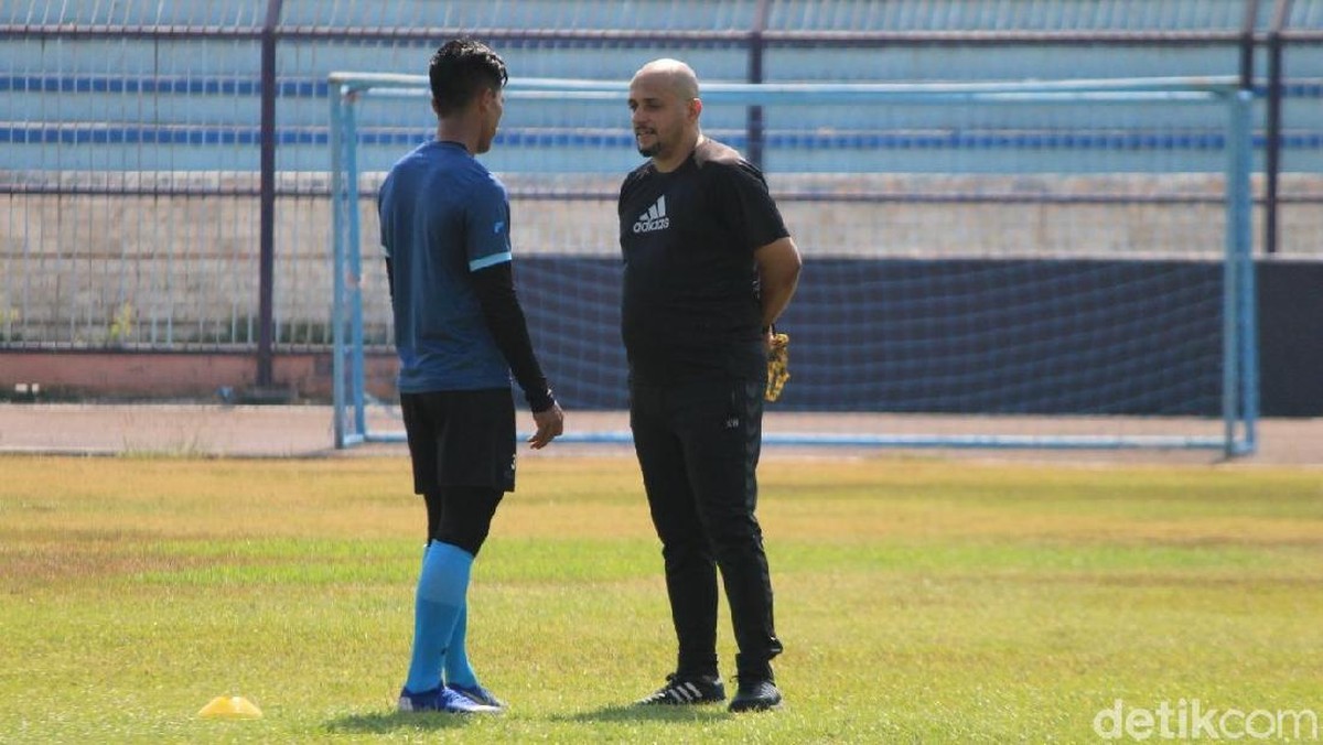 Fabio Oliveira menjadi asisten pelatih Persela Lamongan. (Foto: Eko Sudjarwo/detikcom)
