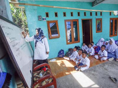 Kondisi Memprihatinkan Kelas Darurat Siswa MI di Kabupaten Bogor