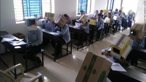 Potret Unik Siswa India Pakai Kardus di Kepala Saat Ujian