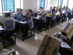 Potret Unik Siswa India Pakai Kardus di Kepala Saat Ujian