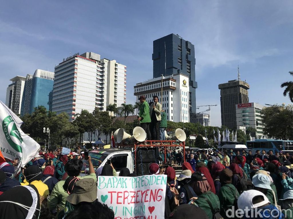 Demo di Patung Kuda, Ketua BEM UGM: Banyak Janji Jokowi Tak Tertunaikan! Demo di Patung Kuda, Ketua BEM UGM: Banyak Janji Jokowi Tak Tertunaikan!