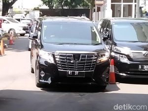 Rudiantara Masih Pakai Mobil RI 37, Bertahan di Kabinet?