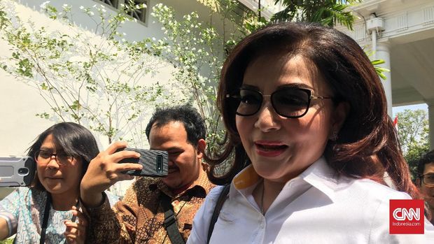 Southern Minahasa Regent Christiany Eugenia Paruntu visits the Presidential Palace in Jakarta on Monday (10/21).  She anticipated the minister's announcement by President Joko Widodo.