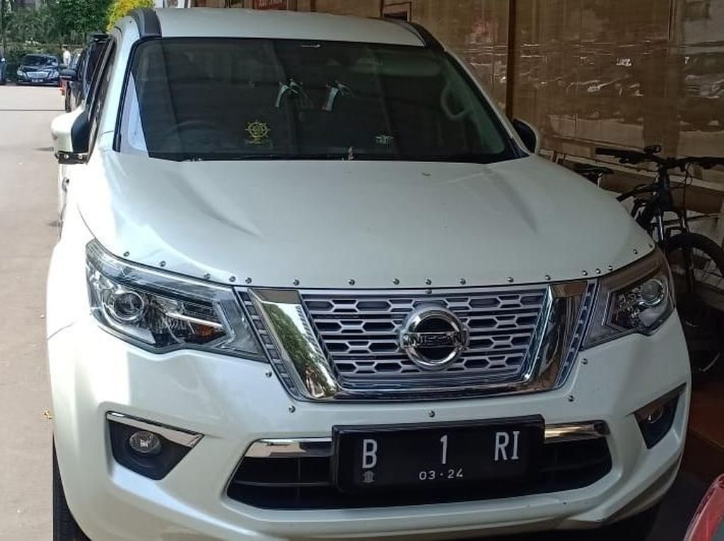 Penampakan Mobil B 1 RI yang Diamankan karena Halangi Tamu Pelantikan Jokowi Penampakan Mobil B 1 RI yang Diamankan karena Halangi Tamu Pelantikan Jokowi
