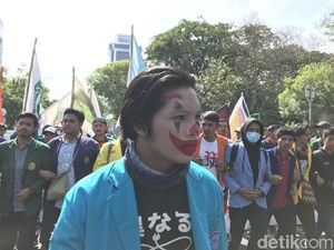Ada Joker di Tengah Massa BEM SI yang Tertahan di Patung Kuda