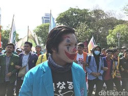 Ada Joker di Tengah Massa BEM SI yang Tertahan di Patung Kuda