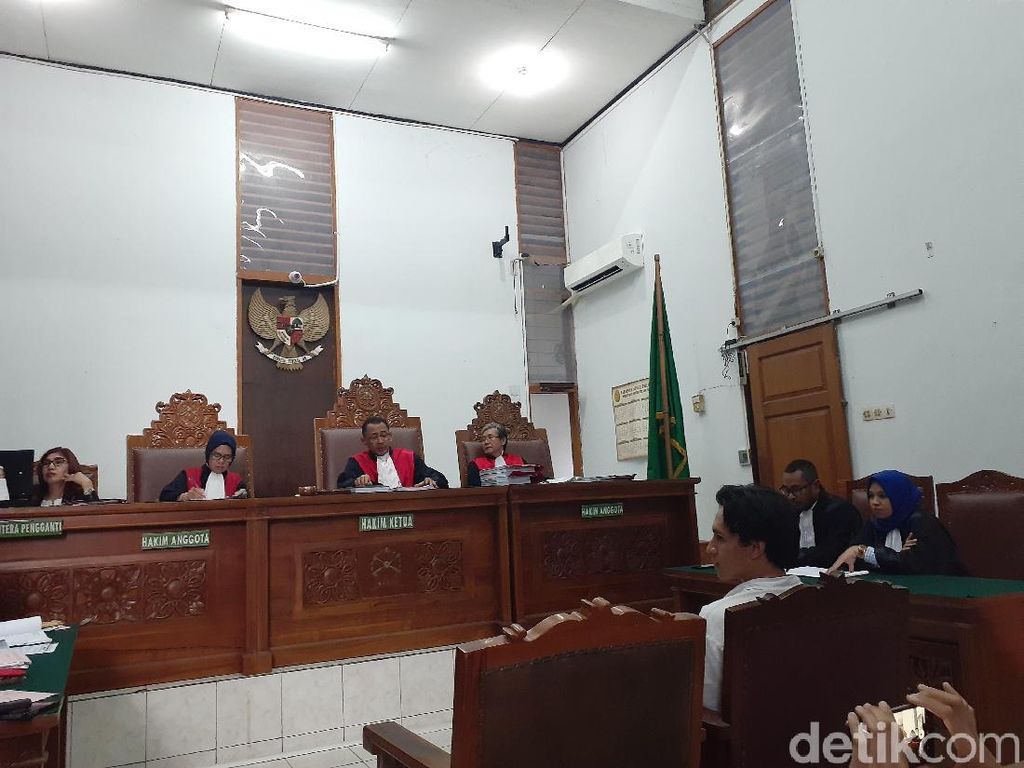 Jefri Nichol Dituntut 10 Bulan Pidana Terkait Kasus Ganja Jefri Nichol Dituntut 10 Bulan Pidana Terkait Kasus Ganja