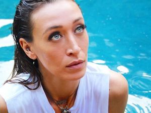 Ikuti Jejak Adik-adiknya, Ini Alana Hadid yang Kini Jadi Model Brand Mewah