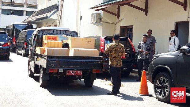 Wiranto Kembali Kerja dan Sejumlah Kardus yang Diangkut