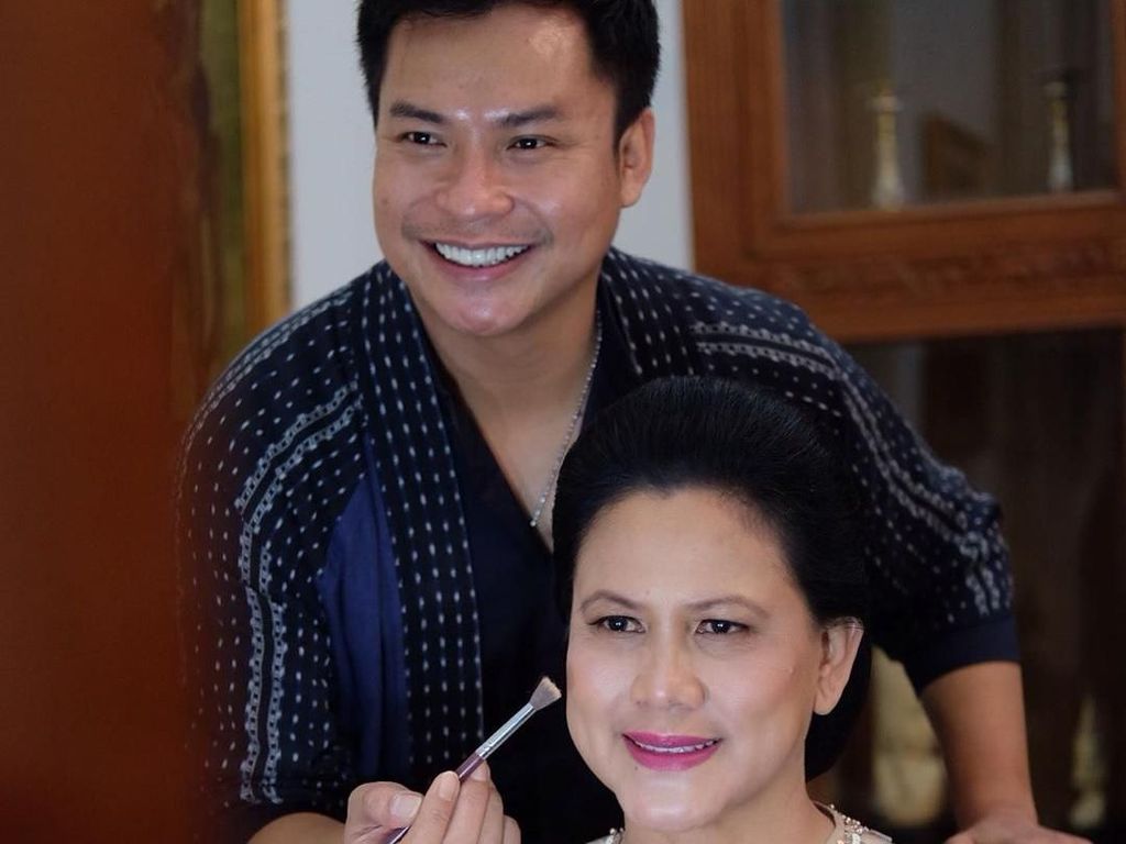 Makeup Artist Ungkap Rahasia Iriana Tampil Flawless di Pelantikan Presiden Makeup Artist Ungkap Rahasia Iriana Tampil Flawless di Pelantikan Presiden
