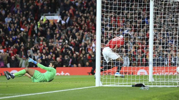 Wasit Pawson Lebih Tega kepada Pemain MU Dibanding Liverpool