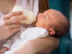 Berapa Takaran Susu Bayi yang Tepat agar Anak Tetap Sehat?