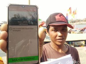 Nelayan Cilacap Pakai Aplikasi HP Saat Cari Ikan