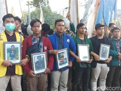 Minta Aparat Tak Represif, Massa BEM SI Bawa 5 Foto Korban Demo Ricuh