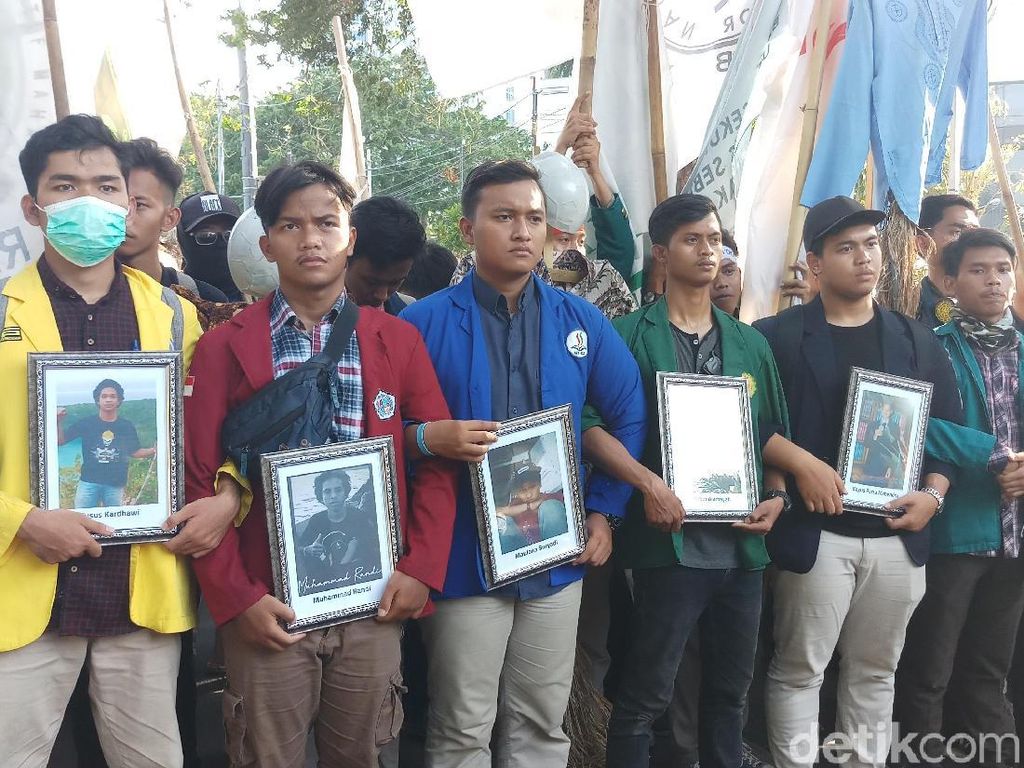 Minta Aparat Tak Represif, Massa BEM SI Bawa 5 Foto Korban Demo Ricuh Minta Aparat Tak Represif, Massa BEM SI Bawa 5 Foto Korban Demo Ricuh