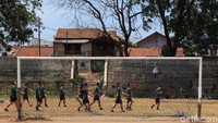 Kendati demikian, pelajar dari sejumlah sekolah dan warga sekitar kerap memanfaatkan lapangan ini untuk melakukan aktivitas olahraga di stadion yang memiliki kapasitas 12 ribu penonton ini.