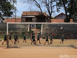 Kendati demikian, pelajar dari sejumlah sekolah dan warga sekitar kerap memanfaatkan lapangan ini untuk melakukan aktivitas olahraga di stadion yang memiliki kapasitas 12 ribu penonton ini.