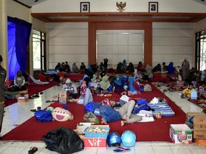 Ribuan Orang Mengungsi Pascaangin Puting Beliung Hantam Batu