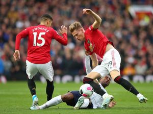 Keane ke Pemain MU: Kalian Ini Mau Perang, Ngapain Peluk Pemain Liverpool?