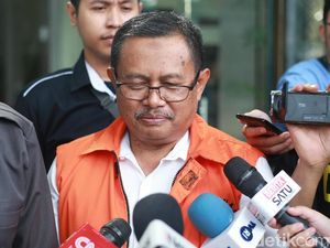 KPK Lanjut Geledah Rumah Dirut BPR Indramayu Terkait Kasus Bupati Supendi KPK Lanjut Geledah Rumah Dirut BPR Indramayu Terkait Kasus Bupati Supendi