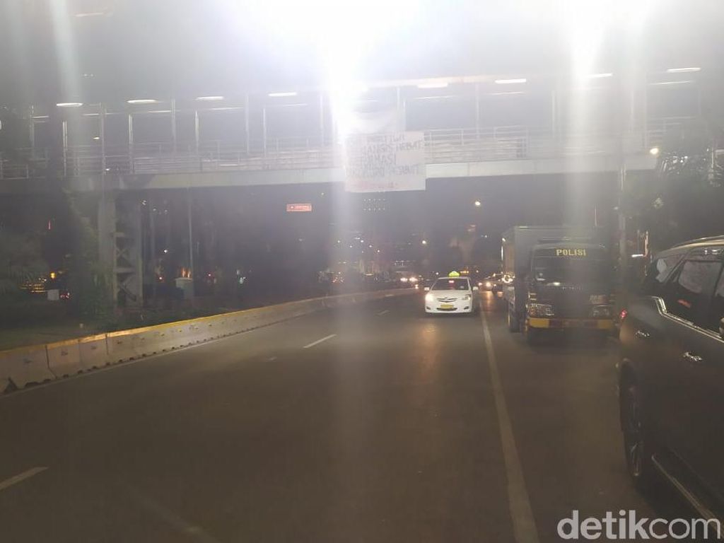 Massa BEM SI Bubar, Lalin di Sekitar Istana Kembali Dibuka Massa BEM SI Bubar, Lalin di Sekitar Istana Kembali Dibuka