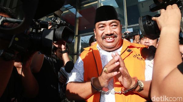 Senyum Lebar Penyuap Bupati Indramayu Nonaktif Supendi