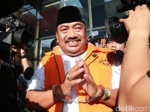 Senyum Lebar Penyuap Bupati Indramayu Nonaktif Supendi