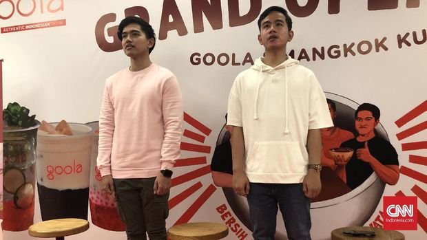 Gibran Rakabuming Raka dan Kaesang Pangarep saat geand opening Goola dan Mangkok Ku di Kota Kasablanka, Jakarta, Senin (21/10).