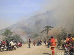 Gunung Cengkik dan Sirnalanggeng di Karawang Alami Kebakaran