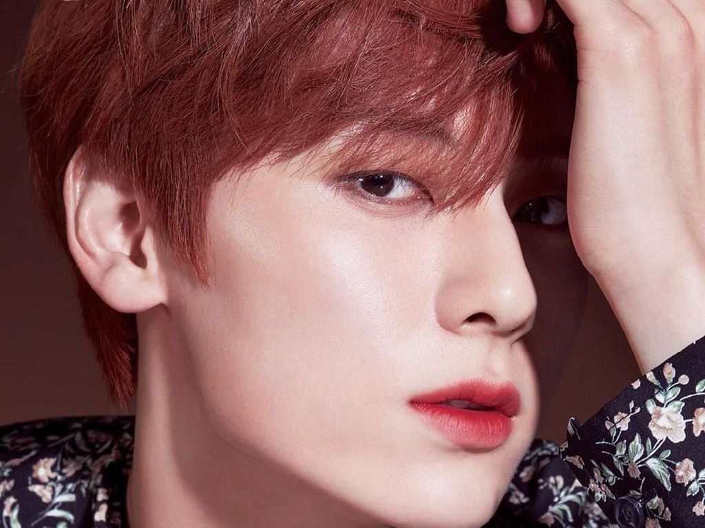 Penampilan Minhyun NUEST Jadi Model Lipstik yang Dipuji Netizen Penampilan Minhyun NUEST Jadi Model Lipstik yang Dipuji Netizen