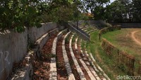 Begitu pun dengan tribun stadion yang mulai ditumbuhi rumput liar, gerbang yang rusak, tembok stadion yang jebol dan sejumlah fasilitas pendukung lainnya yang mulai rusak.