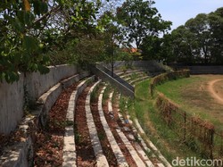 Begitu pun dengan tribun stadion yang mulai ditumbuhi rumput liar, gerbang yang rusak, tembok stadion yang jebol dan sejumlah fasilitas pendukung lainnya yang mulai rusak.