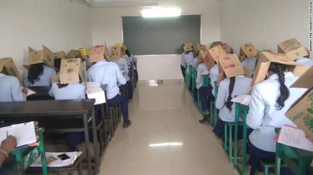 Siswa pakai kardus di kepala