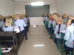 Ada-ada Saja! Siswa India Pakai Kardus di Kepala Supaya Tidak Menyontek