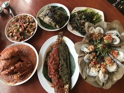 Bikin Laper! Makan Bakso Rusuk, Seafood, Nasgor, hingga Bebek Enak